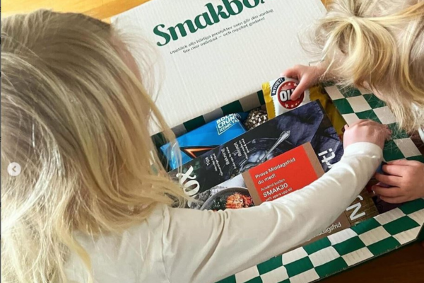 Barn öppnar låda.png