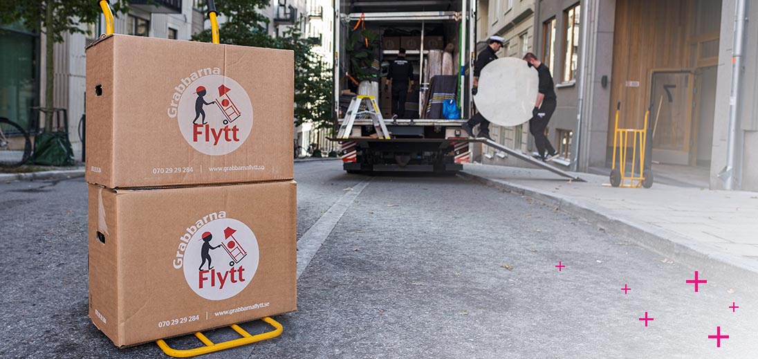 Grabbarna flytts flyttlådor framför deras bil