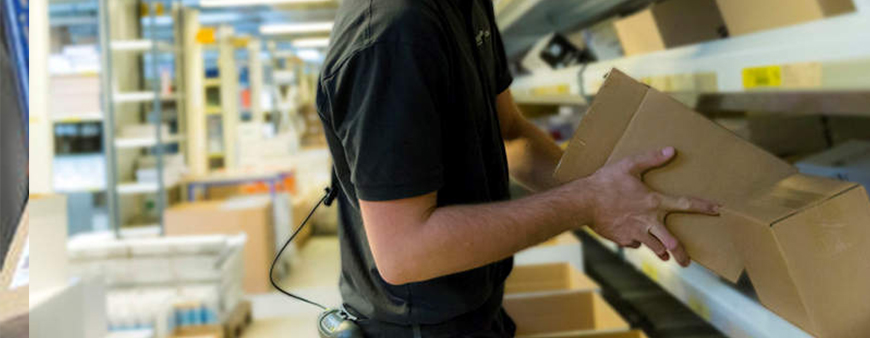 person vid en packstation