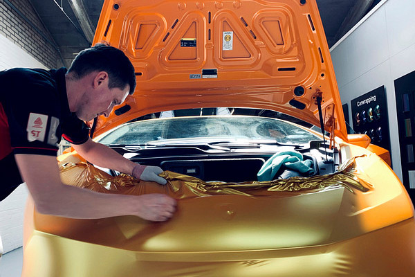 Instruktör applicerar Supreme wrapping film