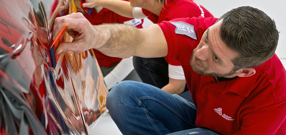 Instruktör applicerar Supreme wrapping film