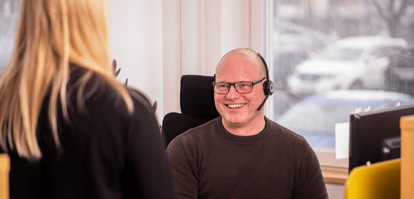 Kollegor på Kundcenter pratar glatt
